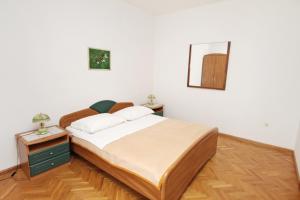 Apartments with parking space Supetar, Brac - 5676