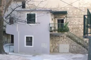 Apartments with a parking space Omis - 4327 - Zakučac
