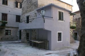 Apartments with a parking space Omis - 4327