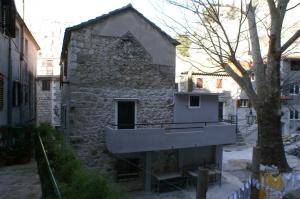 Apartments with a parking space Omis  4327