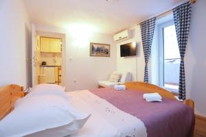 Apartments with parking space Omis - 4327