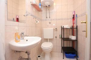 Apartments with parking space Omis - 4327