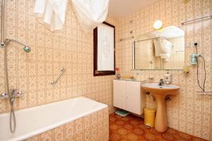 Seaside house with a swimming pool Seget Vranjica, Trogir - 4329