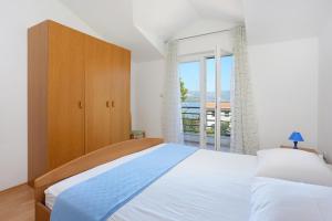 Apartments by the sea Arbanija, Ciovo - 4320