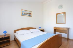 Apartments by the sea Arbanija, Ciovo - 4320