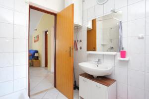 Apartments by the sea Arbanija, Ciovo - 4320