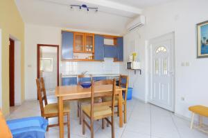 Apartments by the sea Arbanija, Ciovo - 4320