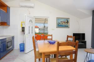 Apartments by the sea Arbanija, Ciovo - 4320