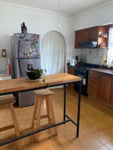 Casa con pileta cochera y quincho 1300m de la playa