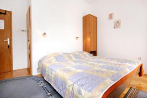 Double Room with Balcony and Sea View room in Apartments and rooms by the sea Racisce Korcula - 4341