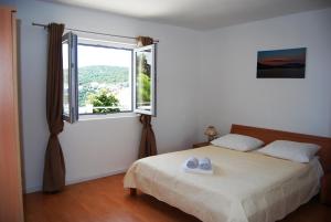 Three-Bedroom Apartment with Terrace and Sea View room in Apartments with a parking space Zavalatica Korcula - 4420