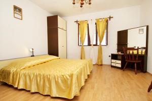 Two-Bedroom Apartment with Terrace and Sea View room in Apartments with a parking space Zavalatica Korcula - 4420