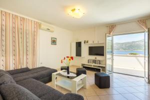 Three-Bedroom Apartment with Terrace and Sea View room in Apartments by the sea Tri Zala Korcula - 4334