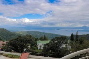 2BR Condo in Tagaytay I Lake View I Fast Wifi I Free Parking