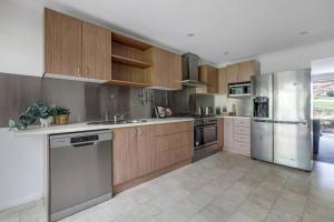 Private Holiday Home With Rain Forest Creek View