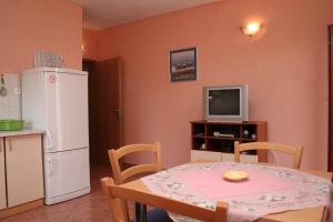 Apartments by the sea Sveta Nedilja, Hvar - 4609