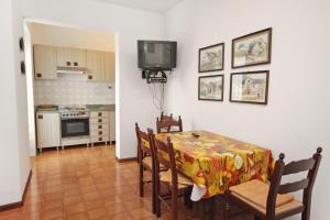 Apartments with parking space Supetar, Brac - 5676