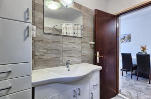 Apartments by the sea Basina, Hvar - 5699