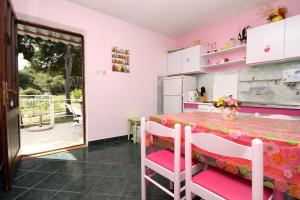 Apartments by the sea Ivan Dolac, Hvar - 5709