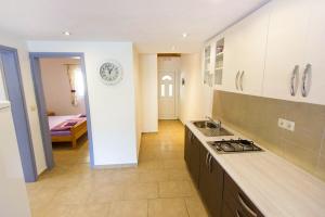 Seaside secluded apartments Cove Skozanje, Hvar - 5713