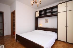 Apartments with a parking space Jelsa, Hvar - 5728