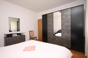 Apartments with a parking space Jelsa, Hvar - 5728