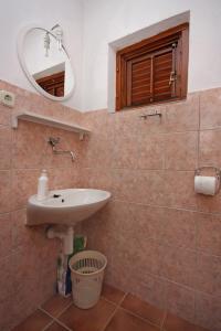 Seaside secluded apartments Cove Tatinja, Hvar - 5729