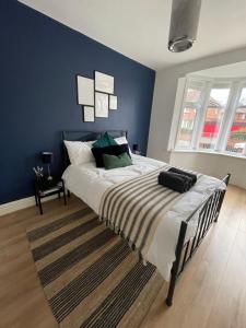 Stylish and Modern 3 bed Apartment with FREE PARKING,