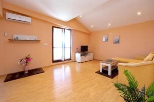 Apartments with a parking space Bibinje Zadar 5800