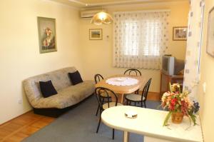 Apartments by the sea Podgora, Makarska - 4330