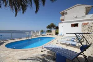 Family friendly house with a swimming pool Lokva Rogoznica, Omis - 4328 - Podšpilje