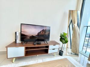 A 1-4 pax Cozy Studio TV Box Pool 100mps Wifi 3 bed Trefoil Setia Alam