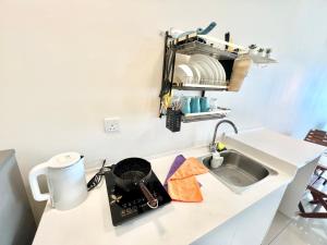 A 1-4 pax Cozy Studio TV Box Pool 100mps Wifi 3 bed Trefoil Setia Alam