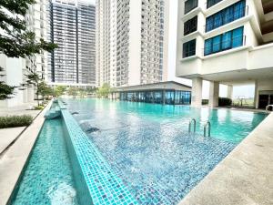 A 1-4 pax Cozy Studio TV Box Pool 100mps Wifi 3 bed Trefoil Setia Alam