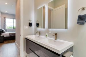 Luxury Modern 4 Bedroom 3 Bathroom Home with Rooftop Deck #2