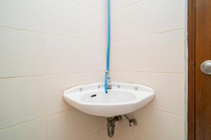 RedDoorz Syariah near Marvel City Mall 2