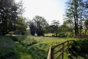 Large Luxury Shepherds Hut with Hot Tub nr Bath