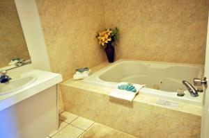 King Room with Hot Tub room in Riviera Resort & Suites