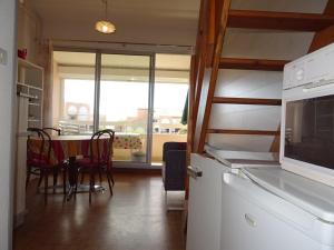 Appartements F2 Mezzanine avec Piscine, Parking et Climatisation a Palavas, Proche Plage et Centre-Ville - FR-1-559-8 : photos des chambres