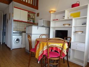 Appartements F2 Mezzanine avec Piscine, Parking et Climatisation a Palavas, Proche Plage et Centre-Ville - FR-1-559-8 : photos des chambres