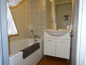 Appartements F2 Mezzanine avec Piscine, Parking et Climatisation a Palavas, Proche Plage et Centre-Ville - FR-1-559-8 : photos des chambres