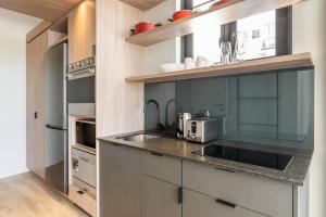 Sun filled Contemporary Apartment in The East City