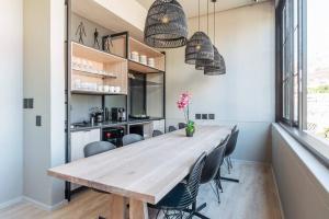 Sun filled Contemporary Apartment in The East City