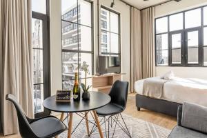 Sun filled Contemporary Apartment in The East City