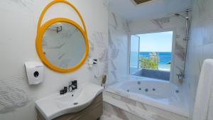 Suite with Spa Bath room in Pacco Sea & City Hotel Spa