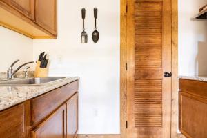 Private Hot Tub Overlooking Pikes Peak