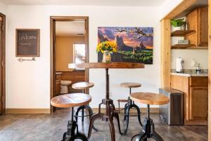 Private Hot Tub Overlooking Pikes Peak