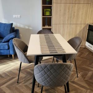 New luxury apartment next to subway with garage