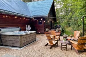7 Mi to Ski Slopes Mars Hill Cabin with Hot Tub!