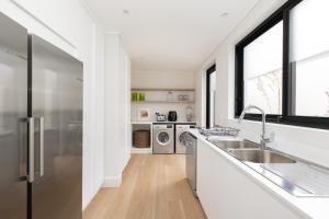 Sunset Villa - brand new home 200m from the beach